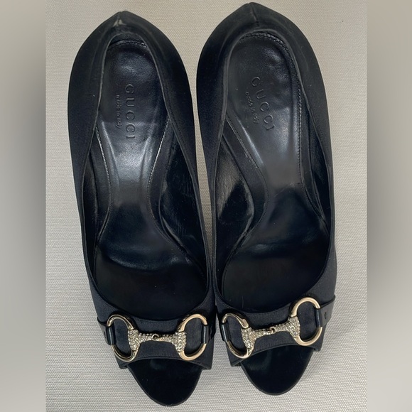 Gucci high-heeled shoes with horseshoe buckle on front. 
Black size 8.5. - Picture 2 of 10